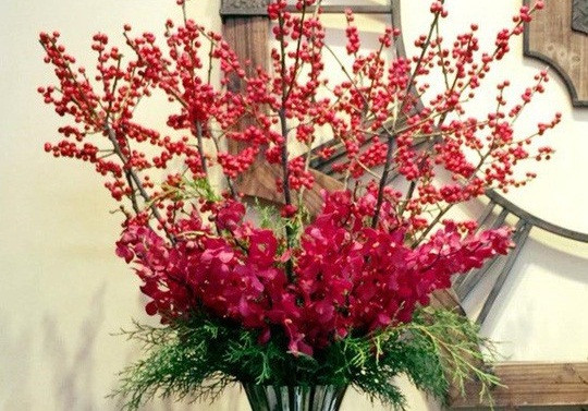 Đào đông đỏ cũng là một trong những loài hoa nhập khẩu hút khách mỗi dịp Tết đến dù giá bán từ 250.000 - 700.000 đồng/cành, tùy vào kích thước. Ảnh: Em đẹp.