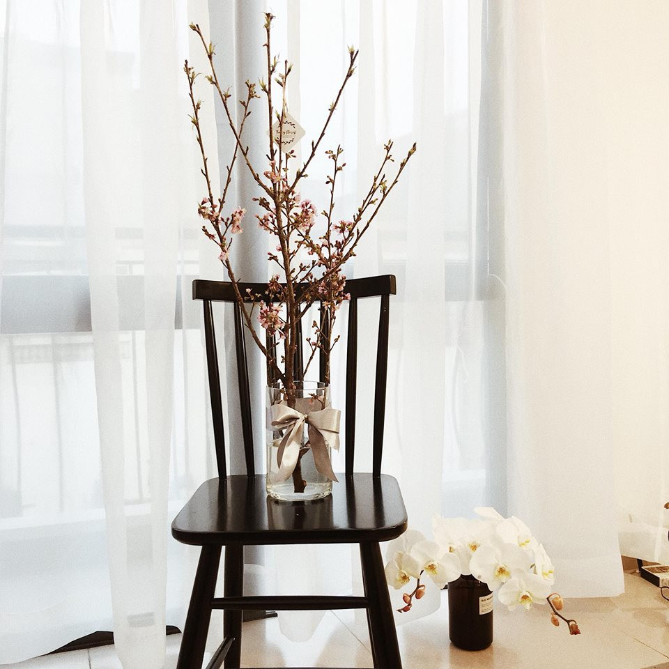 Anh đào Sakura cành mập, bông nhiều, nên khá dễ để kết hợp chọn bình cũng như cắm hoa. Ảnh: Fancy Florist.