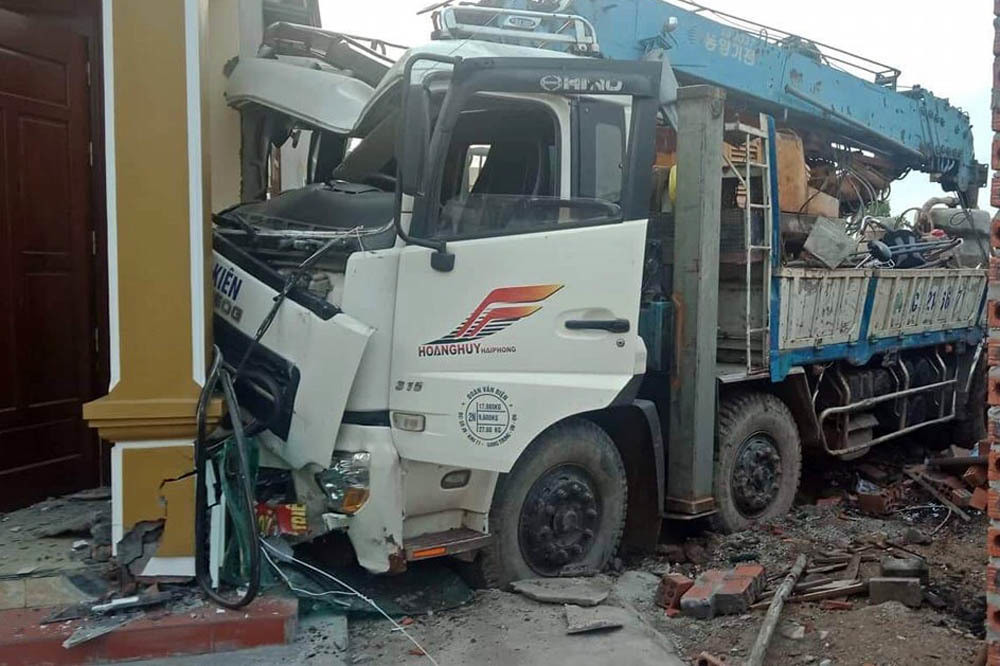 Xe tai dam guc cot dien, lao dinh cung vao hien nha dan