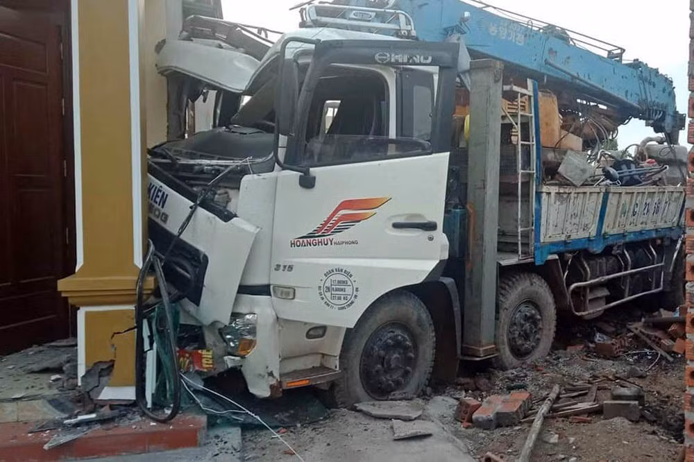 Xe tai dam guc cot dien, lao dinh cung vao hien nha dan