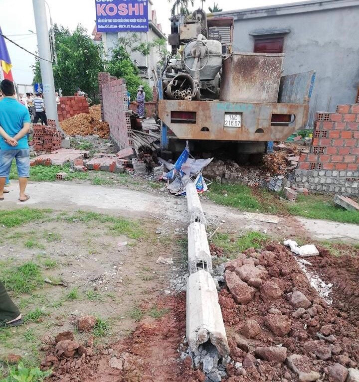 Xe tai dam guc cot dien, lao dinh cung vao hien nha dan-Hinh-2