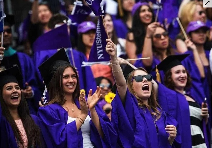 Tổng số cựu sinh viên siêu giàu của Đại học Columbia ước tính là 3.925 với tổng số tài sản 1.500 tỷ USD.