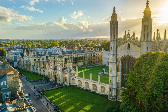 Viện Đại học Cambridge, còn gọi là Đại học Cambridge, là một viện đại học nghiên cứu công lập liên hợp tại Cambridge, Anh. Tổng số cựu sinh viên siêu giàu ước tính 2.760 với tổng tài sản khoảng 390 tỷ USD.
