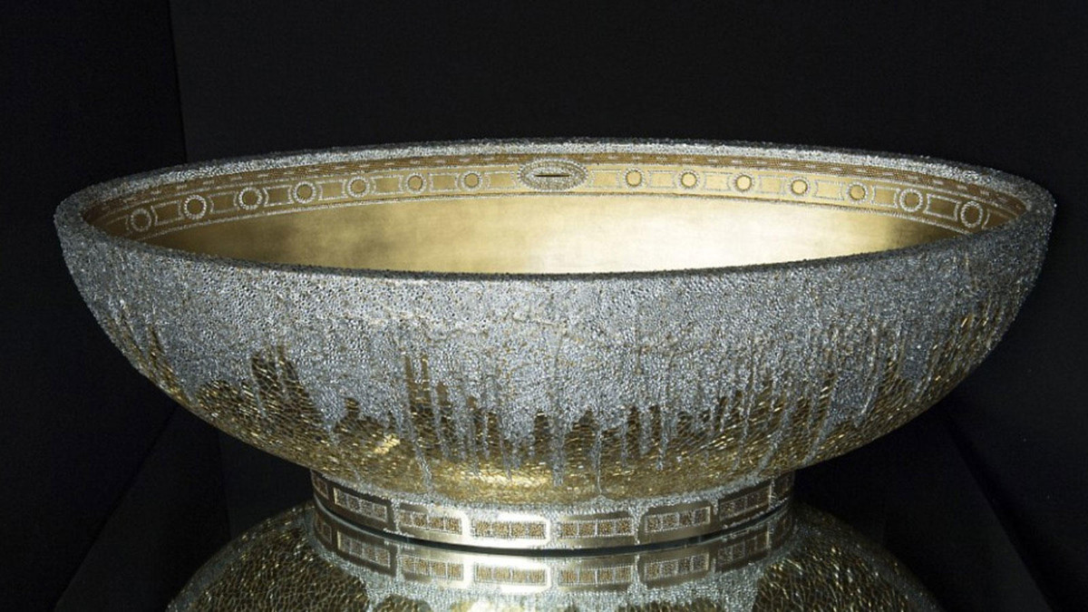 Chiếc bồn tắm được dát vàng toàn bộ phần bên trong. Mặt ngoài của bồn tắm có đính 250.000 miếng và hạt pha lê lấp lánh. Ảnh: DM.