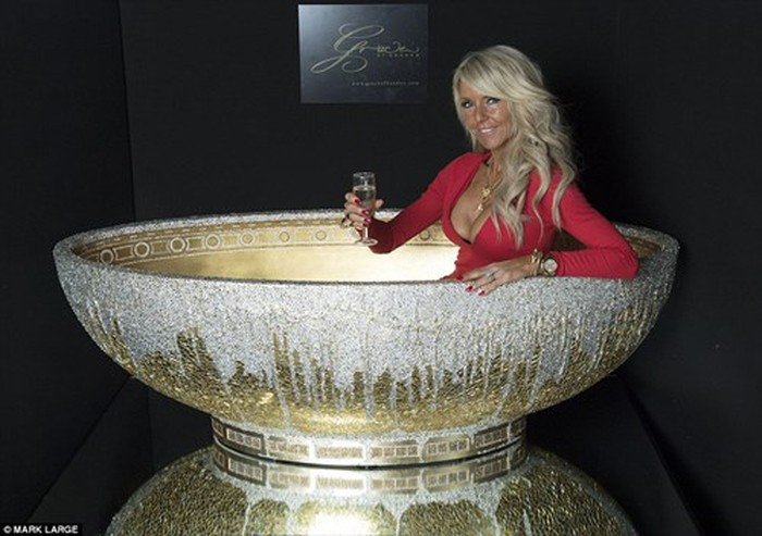 Chiếc bồn tắm dát vàng của Celia Sawyar - một y sĩ răng hàm mặt tại Anh gây sốt với 100.000 bảng Anh (tương đương gần 3 tỷ đồng). Ảnh: DM.
