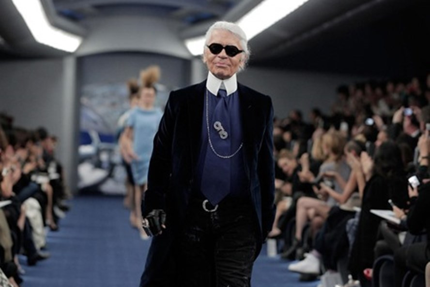 Ngoài ra, Karl Lagerfeld còn là người kinh doanh đồ cổ. Năm 2000, ông bán đấu giá hơn 150 bức tranh và 400 món đồ nội thất của Pháp. Bộ sưu tập được bán với tổng giá trị gần 30 triệu USD. Ảnh: CNBC.