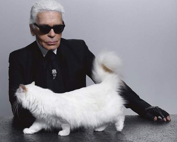 Karl Lagerfeld là giám đốc sáng tạo của Chanel, quản lý thương hiệu Fendi ở Ý và sở hữu một dòng sản phẩm thời trang cao cấp mang tên mình. Ảnh: CNBC.