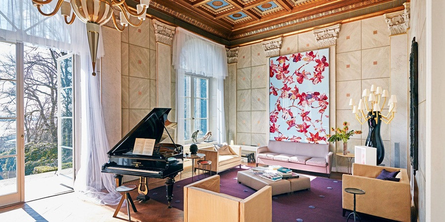 Karl Lagerfeld sống trong ngôi nhà trị giá 12 triệu USD. Năm ngoái, ông đã bán ngôi nhà cũ ở Hamburg, Đức với giá 11,65 triệu USD. Ảnh: Harper's Bazaar.