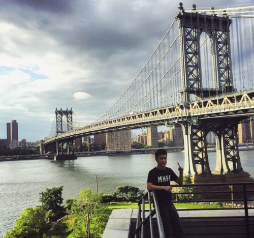 Trên Instagram, Hà Du Quân thường xuyên đăng tải hình ảnh về những món đồ đắt tiền, chuyến du lịch sang chảnh.