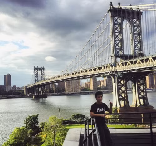 Trên Instagram, Hà Du Quân thường xuyên đăng tải hình ảnh về những món đồ đắt tiền, chuyến du lịch sang chảnh.