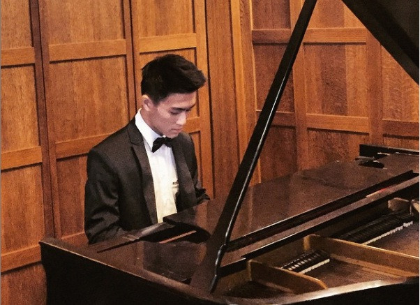 Chàng thiếu gia sinh năm 1995 còn có nhiều tài lẻ như ca hát, chơi guitar, piano…