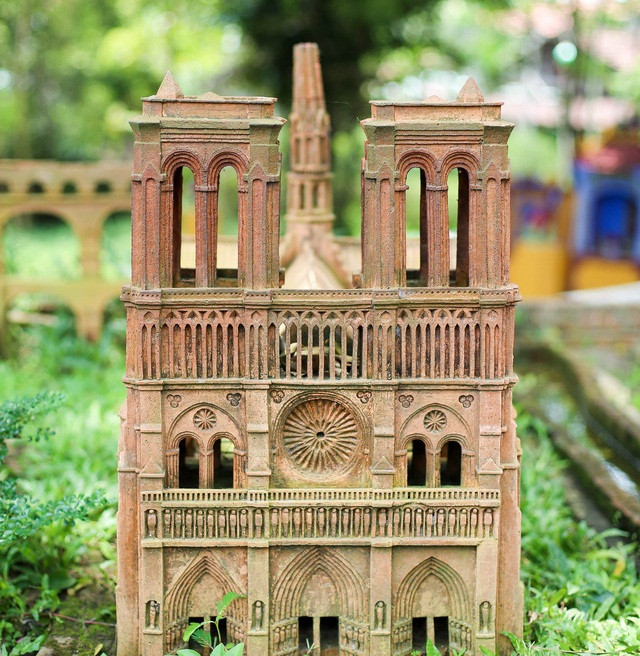 Đặc biệt, có một phiên bản Nhà thờ Đức Bà Paris bằng đất nung được chế tác theo đúng nguyên bản tại Thủ đô nước Pháp. Ảnh: Tổ quốc.