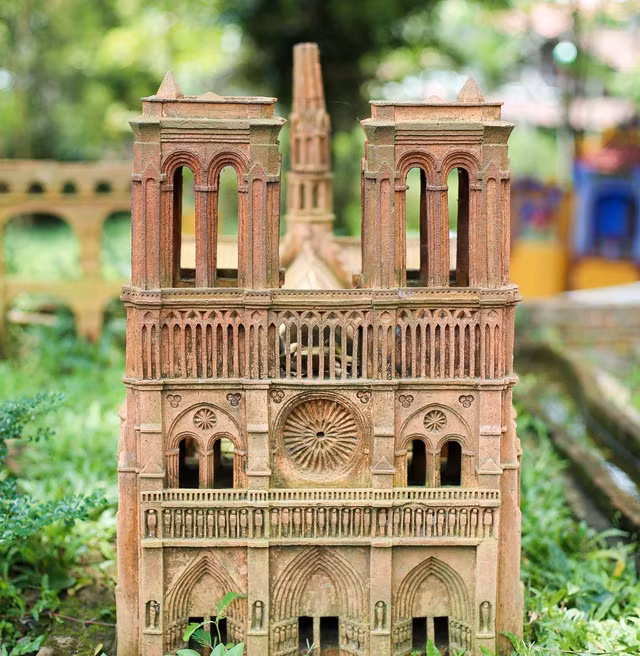 Đặc biệt, có một phiên bản Nhà thờ Đức Bà Paris bằng đất nung được chế tác theo đúng nguyên bản tại Thủ đô nước Pháp. Ảnh: Tổ quốc.