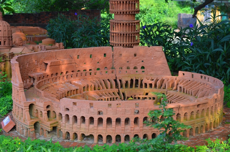 Đấu trường La Mã (Ý) cũng có mặt tại Công viên Đất nung Thanh Hà. Ảnh: Hà Kiều.