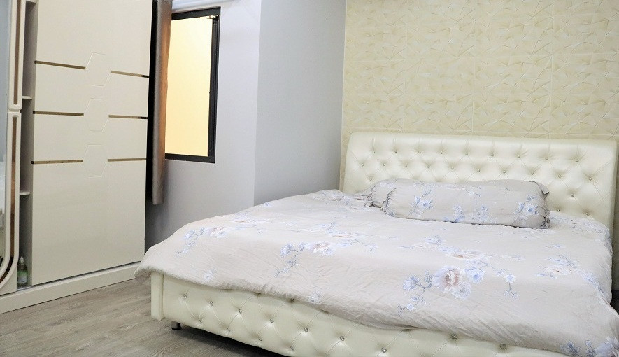 Phòng ngủ của nam diễn viên khá đơn giản với chiếc giường đôi cùng tủ đựng đồ cá nhân. Ảnh: Vietnamnet.