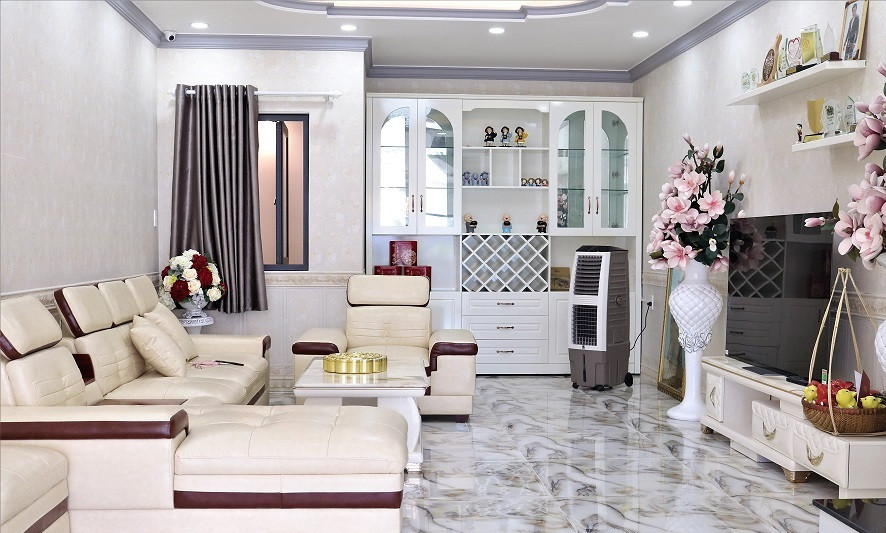 Phòng khách với gam màu trắng chủ đạo. Ảnh: Vietnamnet.