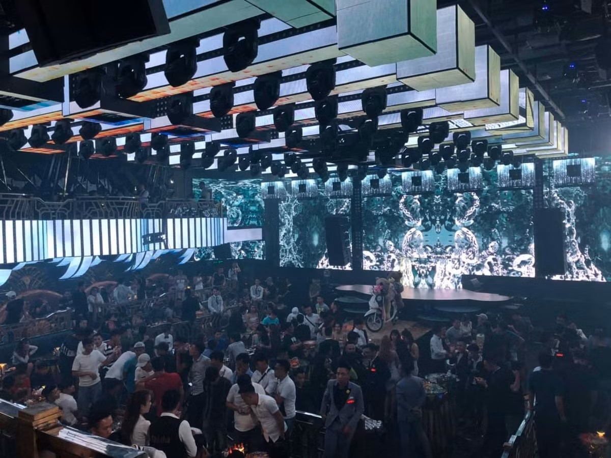 Dot kich quan bar Ozone o Bien Hoa, phat hien 145 'dan choi' duong tinh ma tuy