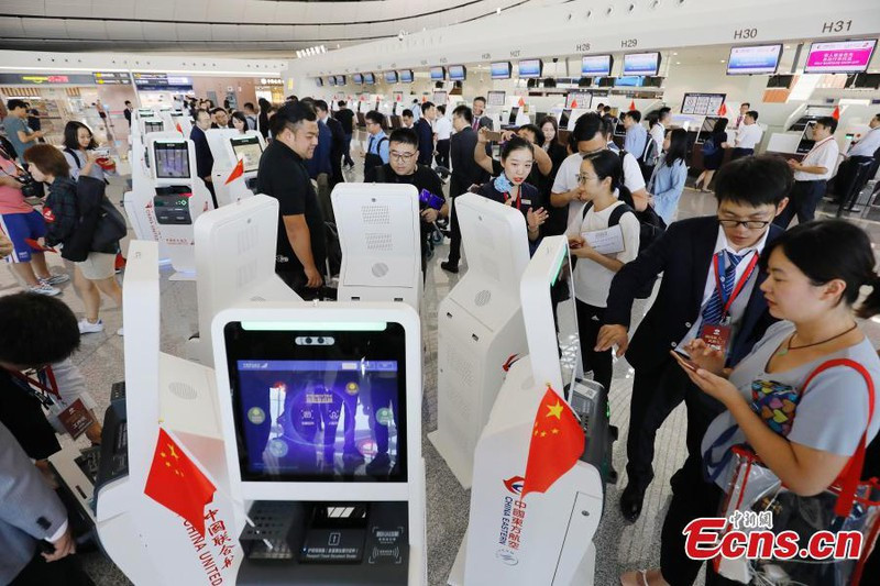 Công nghệ được quan tâm nhất tại siêu sân bay quốc tế Đại Hưng chính là triển khai robot thông minh. Chúng làm việc cùng nhân viên sân bay. Ảnh: Ecns.