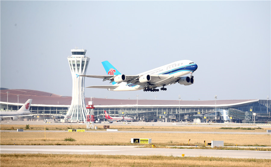 Với chi phí đầu tư lên tới 11,9 tỷ USD, sân bay Đại Hưng hành khách có diện tích lớn nhất thế giới, tương đương với diện tích của 97 sân bóng đá và 7 đường cất – hạ cánh. Ảnh: ChinaDaily.