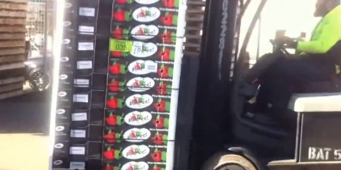 Kế đến táo được giao tại các siêu thị và cửa hàng phân phối. Nguồn ảnh: NetFlank, Cheddar.