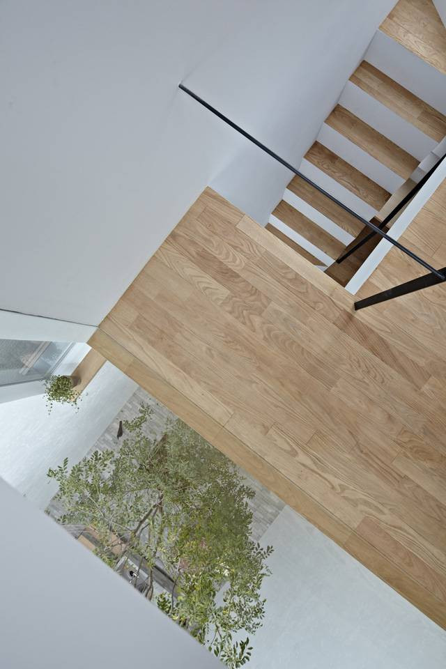 Tường kính trong suốt tạo không gian thoáng rộng.