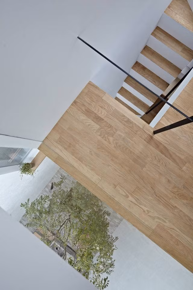 Tường kính trong suốt tạo không gian thoáng rộng.