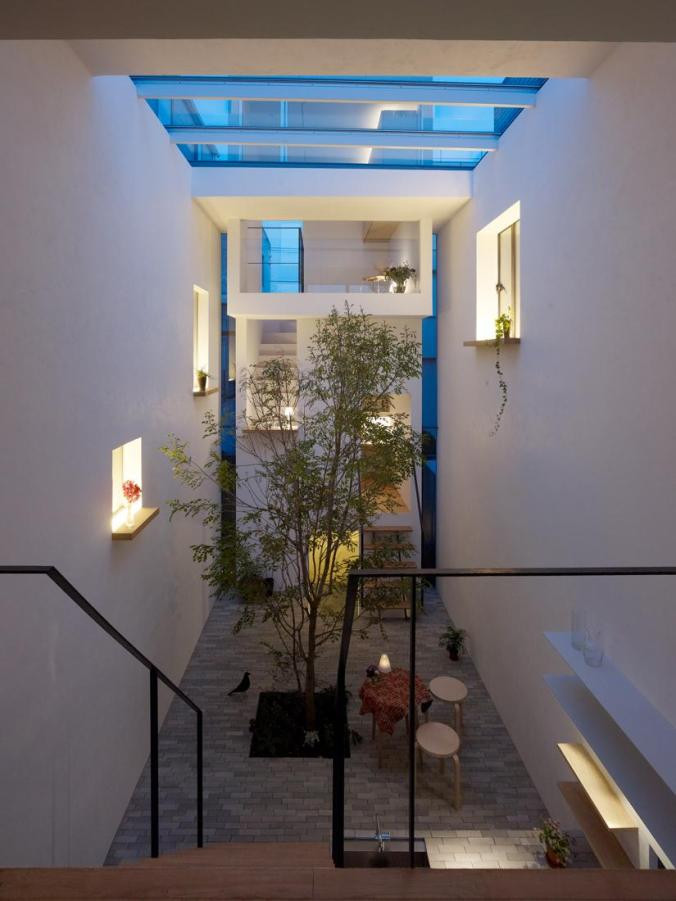 Ngôi nhà lung linh dưới ánh đèn vào buổi tối. Nguồn ảnh: Afasiarq.