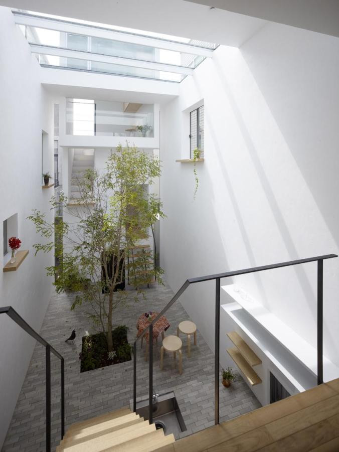 Để thoát khỏi tình trạng ngột ngạt, bí bách, kiến trúc sư chọn cách mở rộng không gian ngôi nhà bằng cách đưa thiên nhiên vào bên trong.