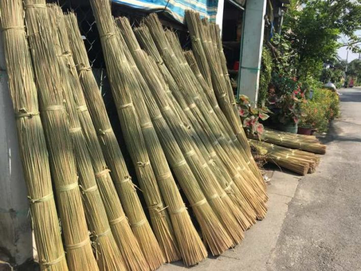 Mỗi bó lác phơi khô như thế này có giá bán từ 300.000 - 40.000 đồng. Ảnh: Thegioitre.