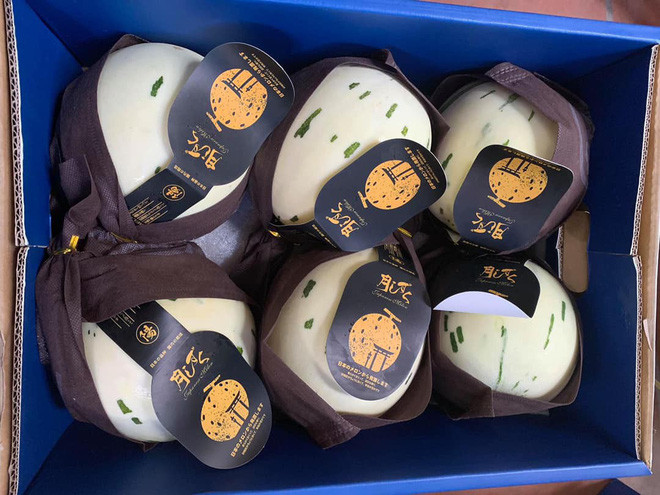 Cô Thủy (Bắc Từ Liêm, Hà Nội) cho biết đã chi tới hơn 1 triệu đồng để mua dưa sữa Nhật Bản. Theo cô Thủy, dưa sữa thích hợp với những ngày nắng nóng, bởi có thể chế biến nhiều món như hoa quả dầm, xay sinh tố hoặc cắt miếng. Ảnh: Baodansinh.