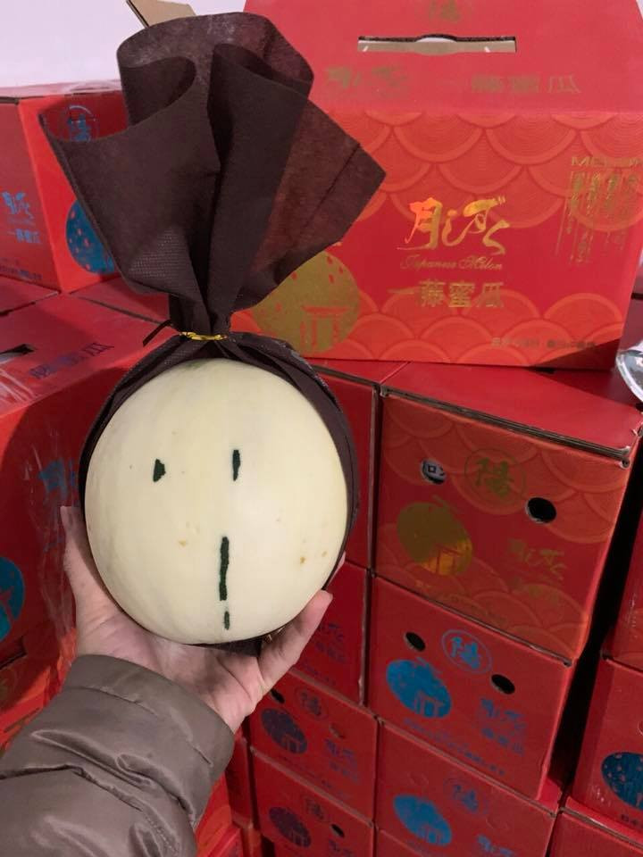 Theo các tiểu thương, phần lớn khách mua để giải nhiệt trong ngày nóng gay gắt. Dưa sữa cũng có giá rẻ nhất trong số các loại dưa xuất xứ Nhật Bản. Ảnh: Bun bếp Quán.