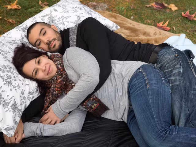 Người ôm ấp chuyên nghiệp tính phí 80 USD/giờ. Tất nhiên, tiêu chí đặt ra với khách hàng là không sex, chỉ ôm thân mật. Thực tế, công việc này luôn đi kèm gánh nặng về mặt cảm xúc.