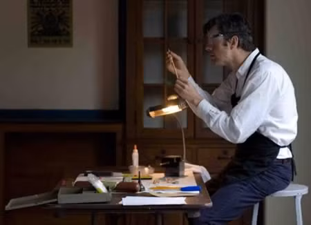 Gọt bút chì là công việc yêu thích của David Rees. Công việc được anh làm tỉ mỉ như một thí nghiệm khoa học. Chi phí cho mỗi lần thuê gọt bút chì là 15 USD (hơn 300.000 đồng).