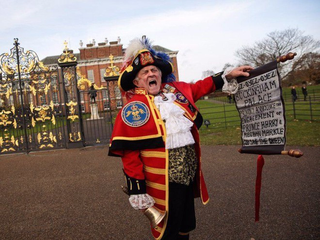 Thời trung cổ, nghề đọc thông báo có nhiệm vụ truyền tải bằng miệng mọi thể loại thông tin đến với công chúng. Công việc này bị xem là lỗi thời trong thời đại công nghệ ngày nay nhưng họ vẫn được giao nhiệm vụ báo tin vui khi các thành viên mới của hoàng tộc chào đời. Nguồn ảnh: Oddee.