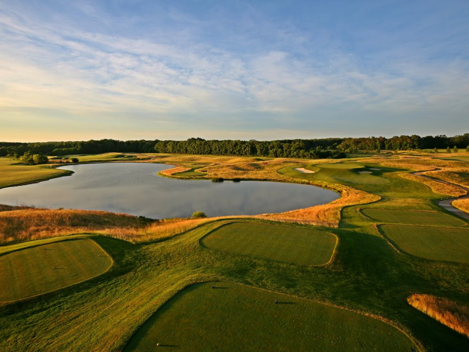 Câu lạc bộ golf tư nhân của Tổng thống Trump ở Colts Neck, New Jersey bao gồm một sân golf 18 lỗ, sân ngắn 9 lỗ, khu tập thể dục, câu lạc bộ, khu phức hợp bể bơi và sân tennis.