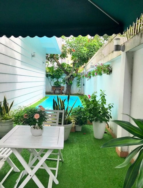 Bên trong ngôi nhà, nam MC dày công chăm sóc để có một khu vườn đẹp dù diện tích không quá rộng. (Ảnh: NLĐ)