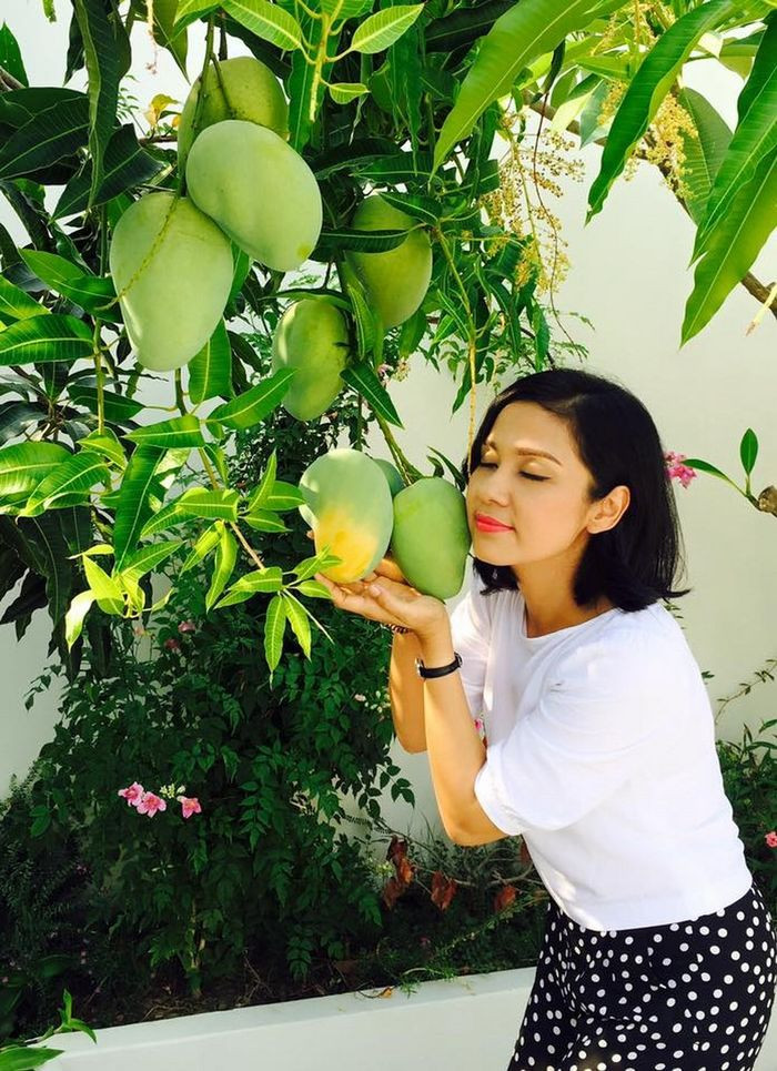 Phần lớn Việt Trinh đều thưởng thức cây trái trong vườn để đảm bảo sức khoẻ. (Ảnh: Yan)