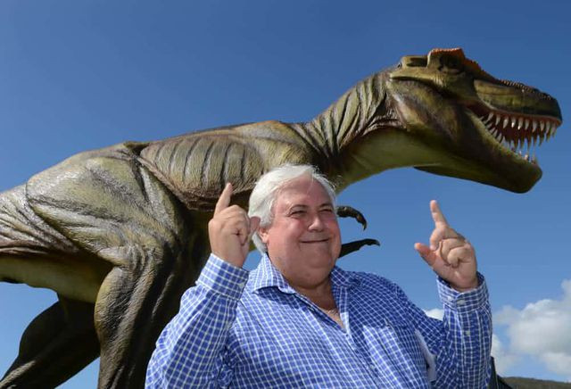 Ông trùm khai khoán người Úc Clive Palmer thậm chí còn chi một “núi tiền” xây dựng hơn 100 mô hình khủng long biết cử động ngay trong sân golf để thỏa mãn niềm đam mê của mình.