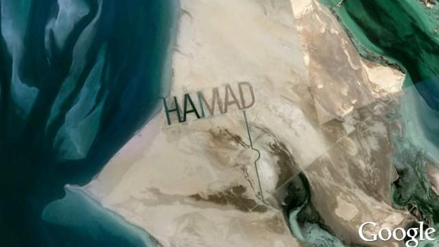 Đầu tiên, vị lãnh đạo này mua lại toàn bộ hòn đảo Al Futasi ở Abu Dhabi. Tiếp đó, ông thuê nhân công đào cát theo khuôn tên của mình và cho nước biển tràn vào.