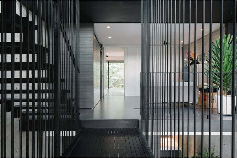 Những tấm lưới sắt thưa như một chi tiết mới tạo nên không gian mở cho căn nhà.