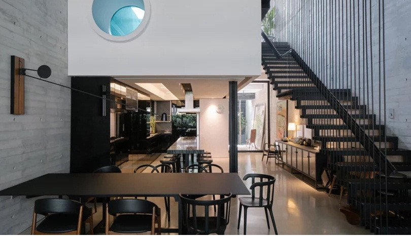  Phòng bếp, bàn ăn sử dụng gam màu trầm ấm cúng mà sang trọng.