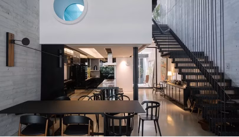  Phòng bếp, bàn ăn sử dụng gam màu trầm ấm cúng mà sang trọng.