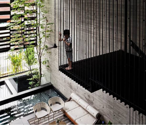 Hồ nước thiết kế bao quanh khu vực phòng khách ở tầng 2.