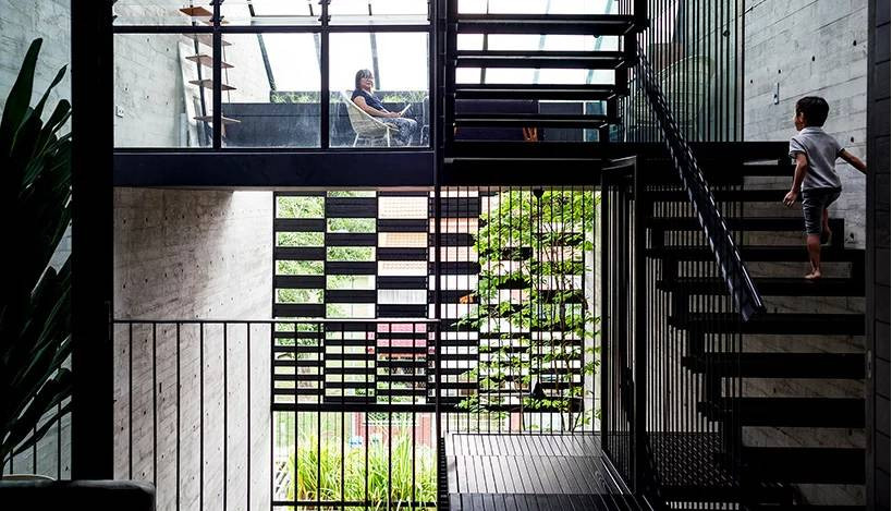 Từ tầng 2 trở lên, ngôi nhà phố lưới sắt thưa để đảm bảo tính an toàn cho khu vực sinh hoạt trong nhà nhưng vẫn đảm bảo tầm nhìn ra bên ngoài.