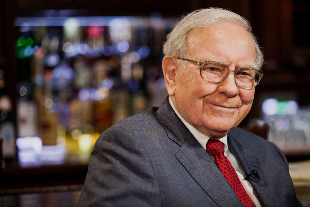 Nhà đầu tư thành công nhất mọi thời đại - Warren Buffett vẫn đứng ở vị trí thứ 3 dù khối tài sản sụt giảm 1,5 tỷ USD xuống còn 82,5 tỷ USD. Tỷ phú Buffett điều hành Berkshire Hathaway, tập đoàn đầu tư sở hữu hơn 60 công ty, trong đó có Geico, Duracell, Dairy Queen. Ảnh: Forbes.
