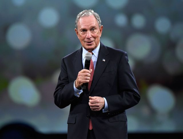 Tỷ phú Michael Bloomberg tận dụng tối đa đôi giày của mình. Ông được cho là đã đi 2 đôi giày giống nhau để làm việc trong hơn một thập kỷ qua.