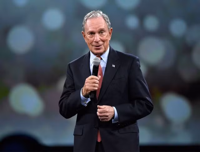 Tỷ phú Michael Bloomberg tận dụng tối đa đôi giày của mình. Ông được cho là đã đi 2 đôi giày giống nhau để làm việc trong hơn một thập kỷ qua.