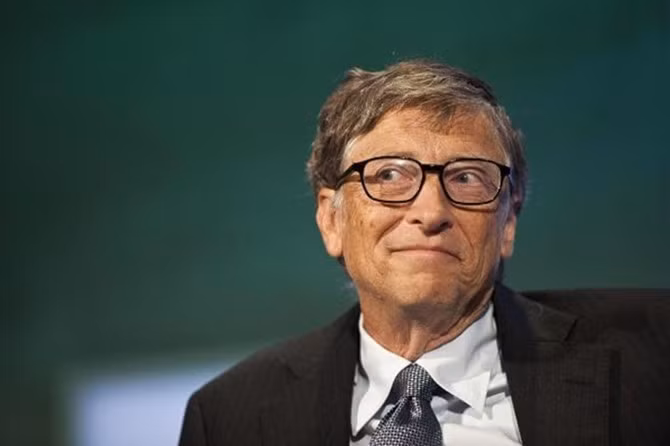 Cũng là một người tiết kiệm, tỷ phú Bill Gates không mấy quan tâm đến xu hướng thời trang và vẫn chỉ đeo chiếc đồng hồ 10 USD.