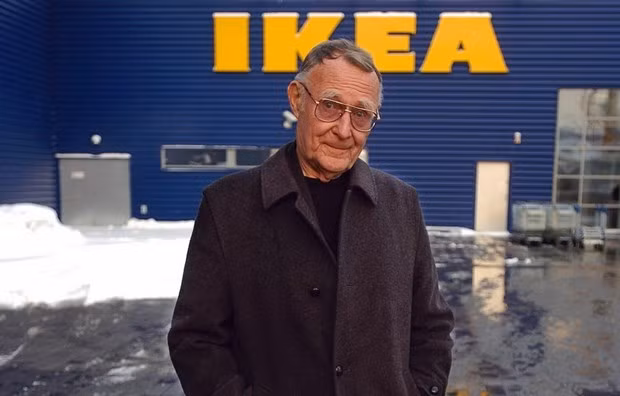 Thói quen tiết kiệm của Ingvar Kamprad, nhà sáng lập hãng nội thất IKEA là cắt tóc bình dân và mua đồ ở chợ.