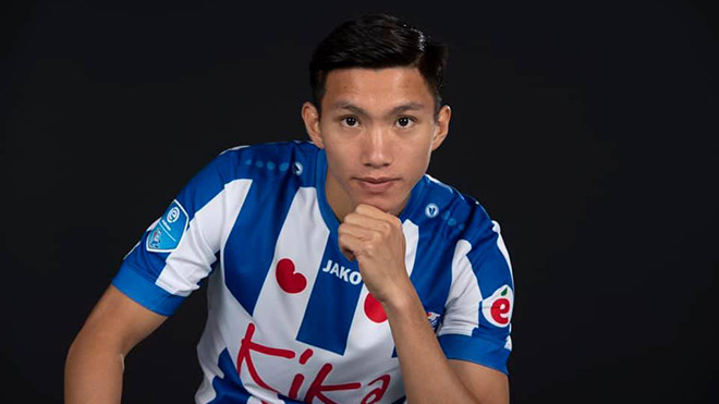 Do đó, thu nhập thực lĩnh của Văn Hậu chỉ vào khoảng 233.000 euro/năm, (khoảng 490 triệu đồng) mỗi tháng. Đây cũng là mức lương cao nhất mà một cầu thủ bóng đá Việt Nam nhận được. Ảnh: Thethaovanhoa.